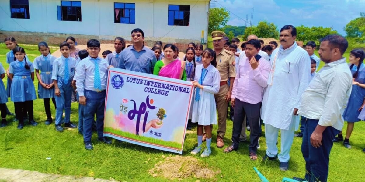 लोटस इंटरनेशनल कॉलेज में पौधारोपण करते चौकी इंचार्ज प्रमेंद्र प्रताप सिंह