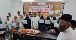 बलिया में मदरसा बोर्ड टॉपर्स का सम्मान करते राज्य मंत्री दानिश आज़ाद अंसारी