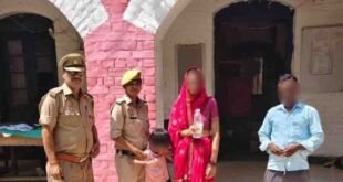 खुखुन्दू पुलिस द्वारा बच्ची को परिजनों को सुपुर्द करते समय की तस्वीर