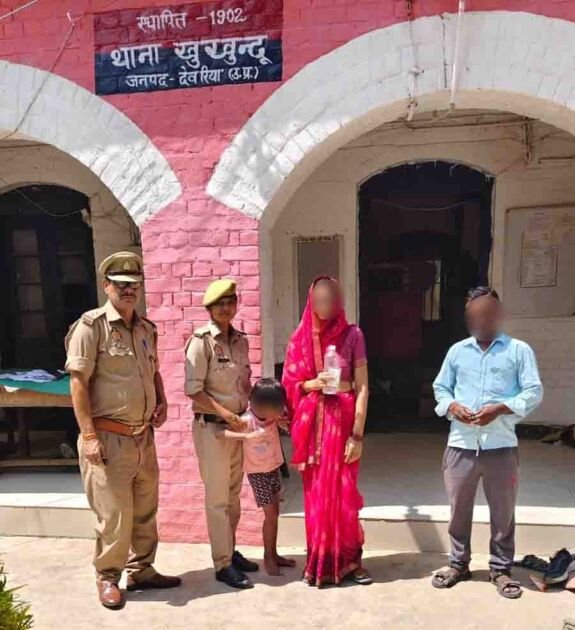 खुखुन्दू पुलिस द्वारा बच्ची को परिजनों को सुपुर्द करते समय की तस्वीर