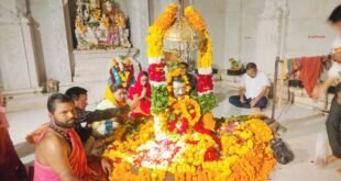 भीनमाल में मिट्टी के शिवलिंग बनाते भक्त, पार्थेश्वर चिंतामणि पूजन का दृश्य