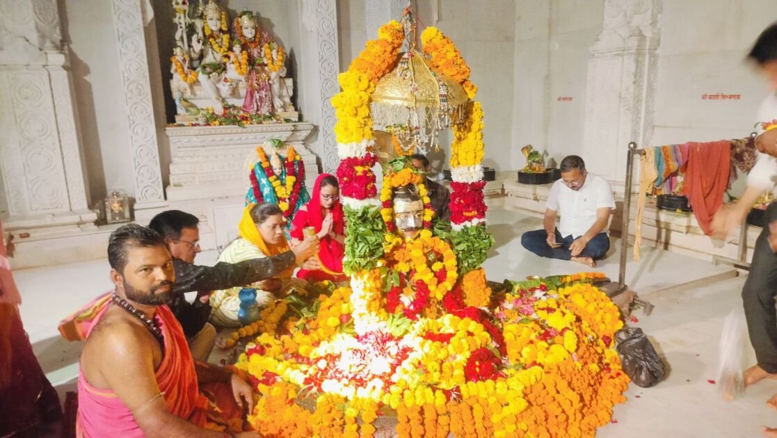 भीनमाल में मिट्टी के शिवलिंग बनाते भक्त, पार्थेश्वर चिंतामणि पूजन का दृश्य