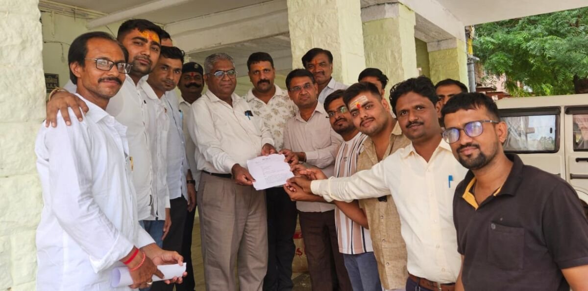 पत्रकार पर हमले के विरोध में ज्ञापन सौंपते पत्रकार संगठन के सदस्य