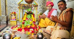 बोटेश्वर महादेव मंदिर में दर्शन करते श्रद्धालु