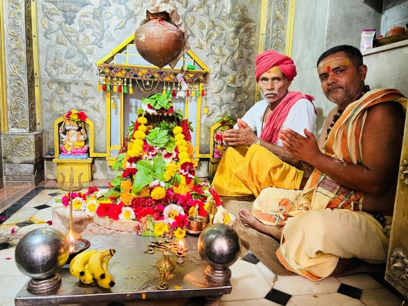 बोटेश्वर महादेव मंदिर में दर्शन करते श्रद्धालु