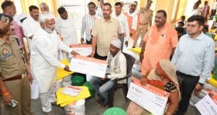 चित्रकूट में जलशक्ति मंत्री स्वतंत्र देव सिंह ने बाढ़ पीड़ितों को राहत किट वितरित की