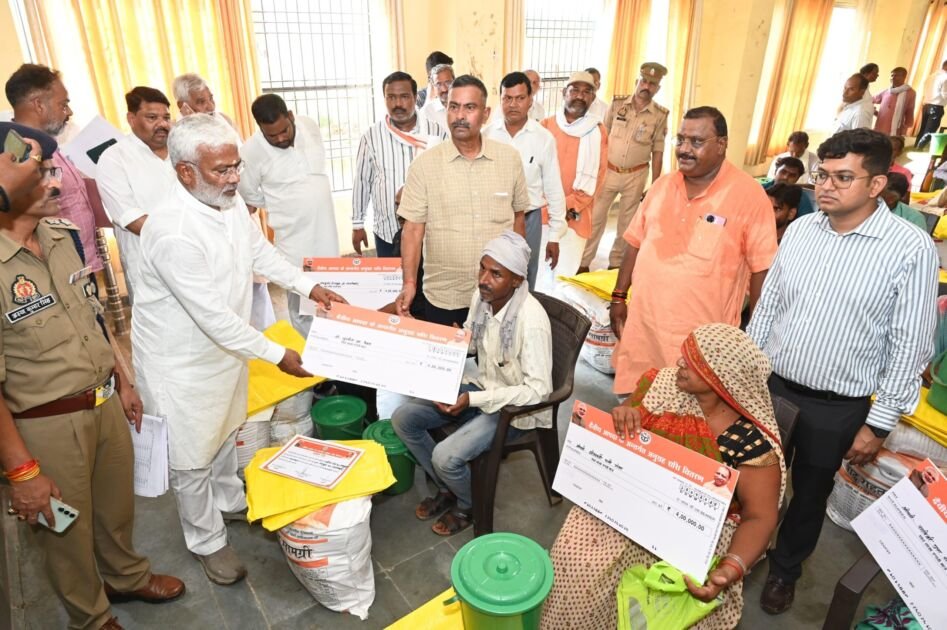 चित्रकूट में जलशक्ति मंत्री स्वतंत्र देव सिंह ने बाढ़ पीड़ितों को राहत किट वितरित की