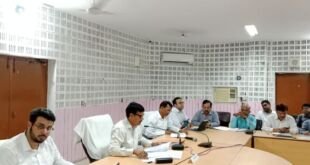 बलिया डीएम मंगला प्रसाद सिंह दिशा समिति की बैठक में समीक्षा करते हुए