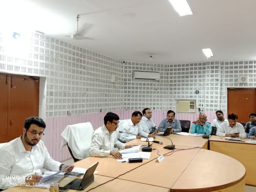 बलिया डीएम मंगला प्रसाद सिंह दिशा समिति की बैठक में समीक्षा करते हुए