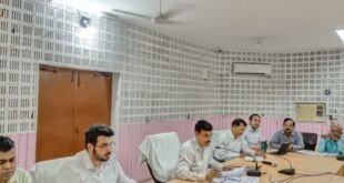 बलिया के जिलाधिकारी समीक्षा बैठक लेते हुए