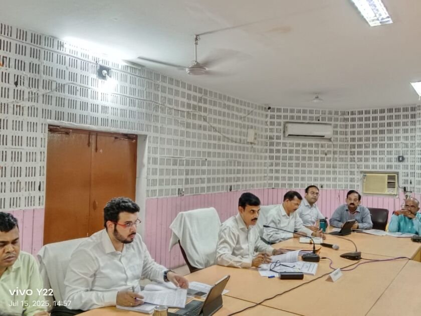 बलिया के जिलाधिकारी समीक्षा बैठक लेते हुए