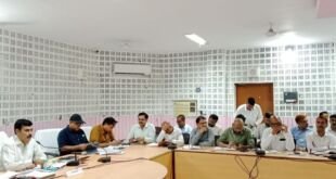 बलिया जिलाधिकारी त्रिस्तरीय पंचायत चुनाव की तैयारियों की बैठक करते हुए
