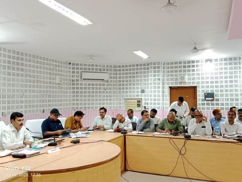 बलिया जिलाधिकारी त्रिस्तरीय पंचायत चुनाव की तैयारियों की बैठक करते हुए