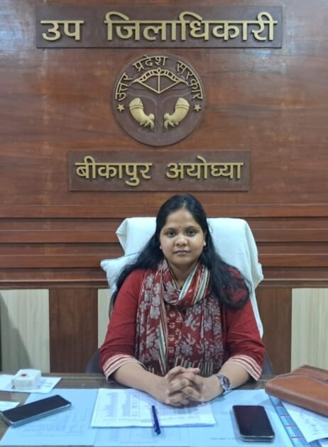 एसडीएम श्रेया बीकापुर तहसील में कार्यभार ग्रहण करते हुए