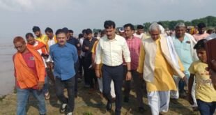 बलिया डीएम बाढ़ निरीक्षण करते हुए