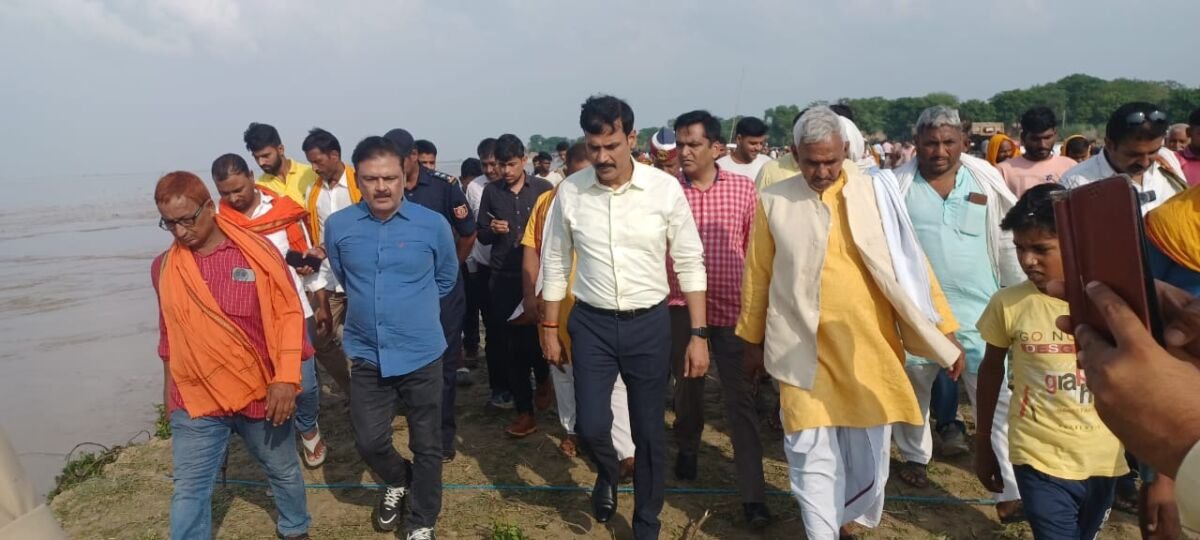 बलिया डीएम बाढ़ निरीक्षण करते हुए