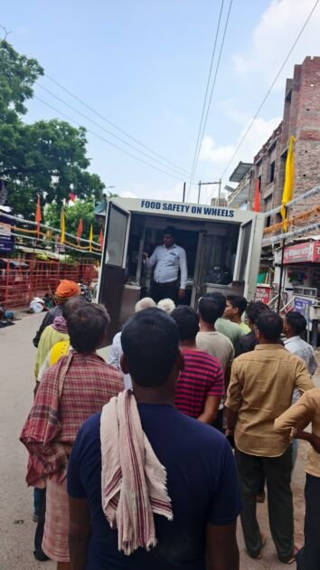बलिया में कांवड़ यात्रा मार्ग पर खाद्य विभाग की जांच