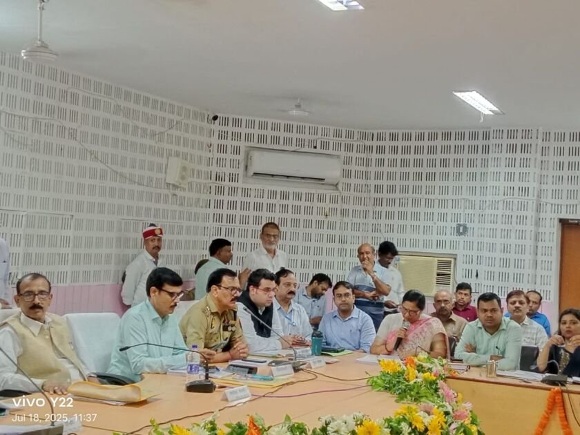 बलिया में दिशा समिति की समीक्षा बैठक में जनप्रतिनिधि और अधिकारी