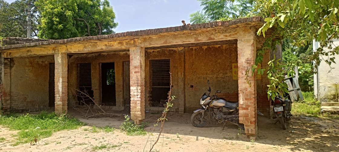 मवई रजनपुर का जर्जर शिक्षा भवन