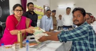 मीरजापुर में किसानों को बीज मिनी किट वितरित करते मण्डलायुक्त और जिलाधिकारी