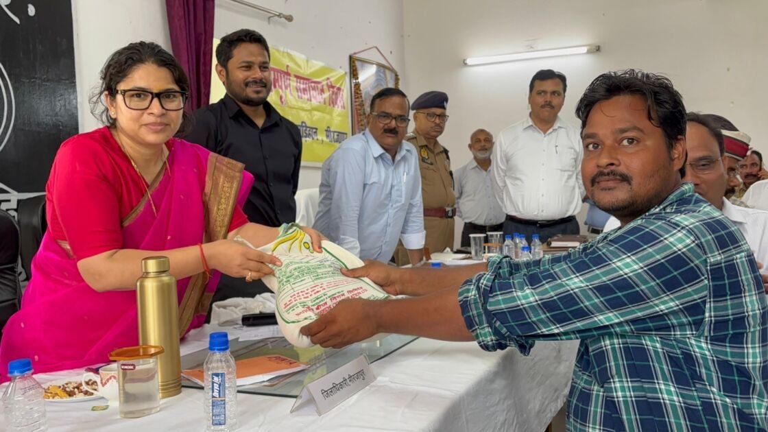 मीरजापुर में किसानों को बीज मिनी किट वितरित करते मण्डलायुक्त और जिलाधिकारी