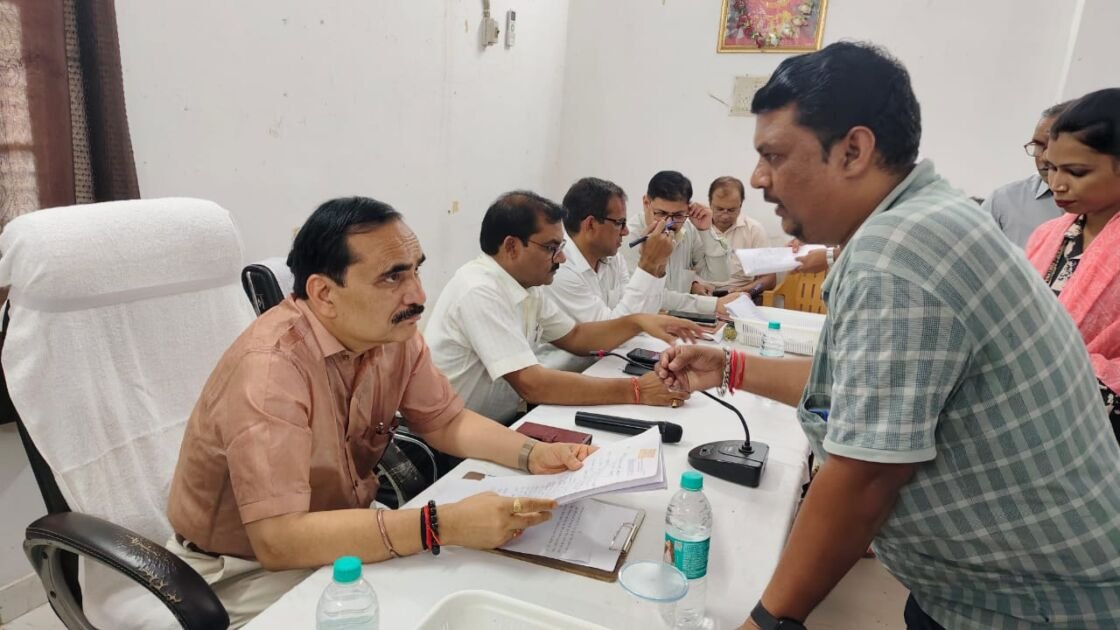 सम्पूर्ण समाधान दिवस में मीरजापुर प्रशासन द्वारा फरियादियों की समस्याएं सुनी गईं