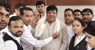 कैबिनेट मंत्री विपुल गोयल ने डॉ. मोहन तिवारी के साथ पौधारोपण किया