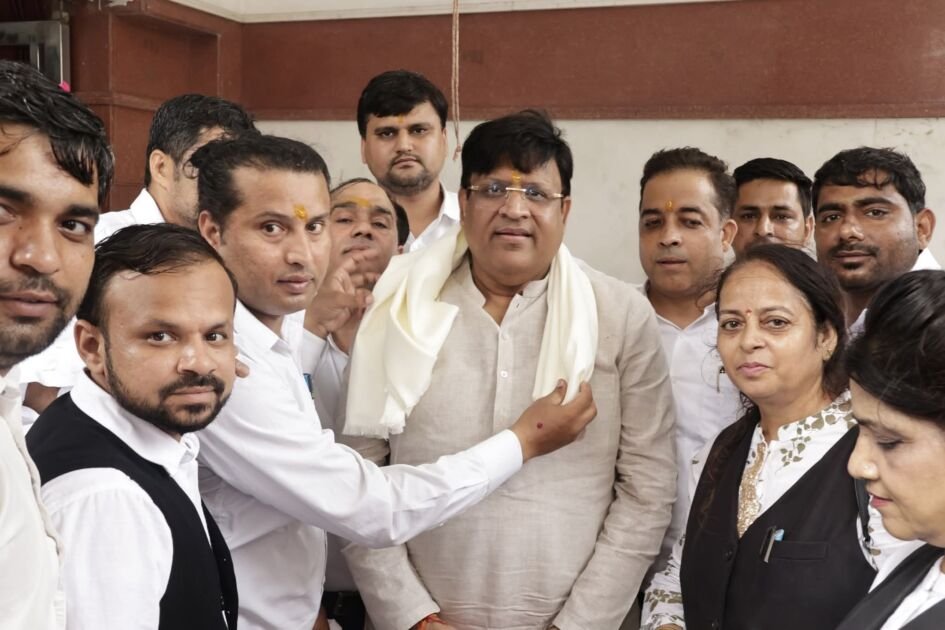कैबिनेट मंत्री विपुल गोयल ने डॉ. मोहन तिवारी के साथ पौधारोपण किया