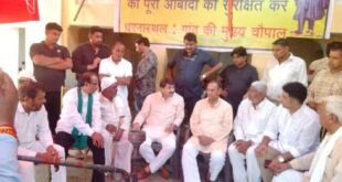 मनोज तिवारी अनंगपुर धरना स्थल पर समर्थन करते हुए
