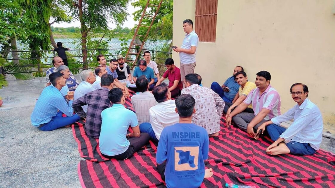यूथ फॉर नेशन संस्था भीनमाल की बैठक में कार्यकर्ताओं की उपस्थिति