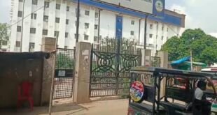 अयोध्या मेडिकल कॉलेज का बंद गेट नंबर 2, मरीज दीवार फांदते हुए