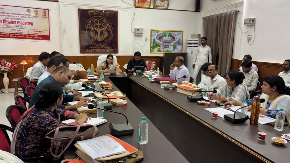 मीरजापुर में पंचायत एडवांसमेंट इंडेक्स प्रशिक्षण का शुभारंभ करते जिलाधिकारी