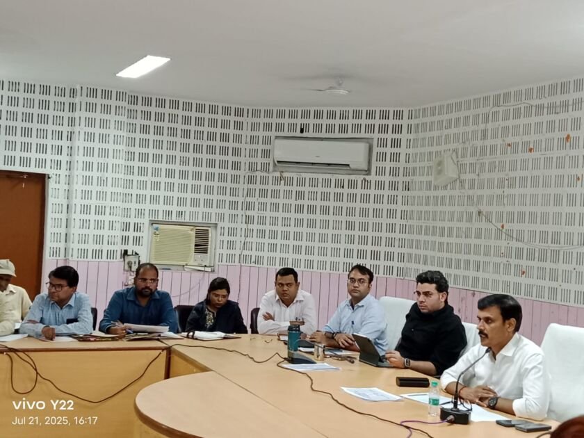 बलिया डीएम की बैठक में योजनाओं की समीक्षा और नगर पालिका सीमा विस्तार का प्रस्ताव