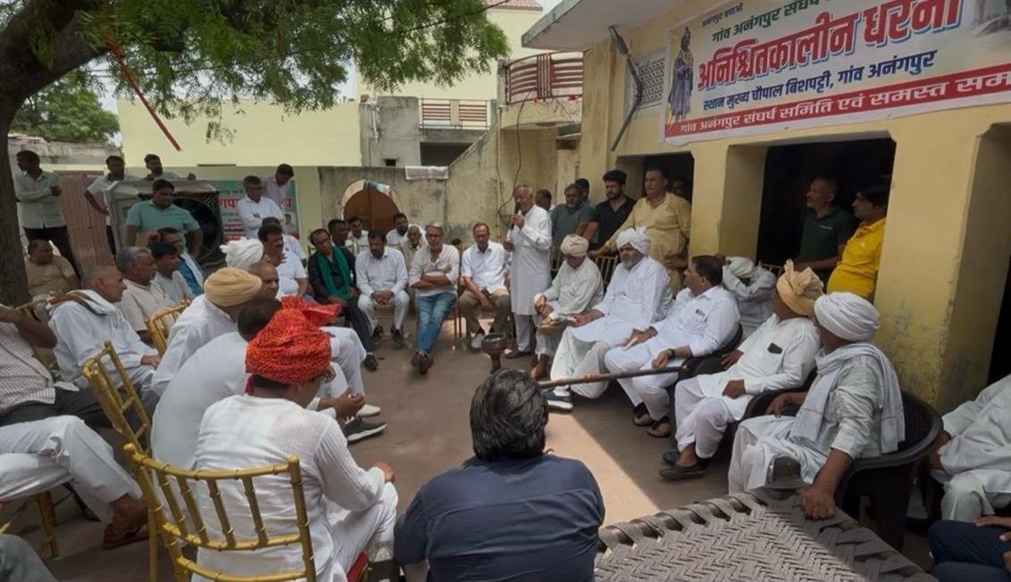 अनंगपुर गांव धरना स्थल पर खाप पंचायतों के सरदार