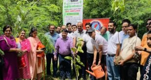 फरीदाबाद में पौधारोपण करते अतिथि और मारवाड़ी युवा मंच के सदस्य