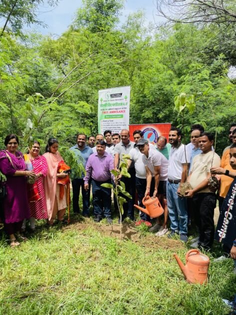 फरीदाबाद में पौधारोपण करते अतिथि और मारवाड़ी युवा मंच के सदस्य
