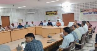 बलिया जिलाधिकारी जल जीवन मिशन समीक्षा करते हुए