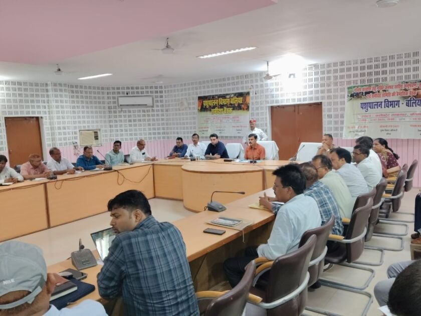 बलिया जिलाधिकारी जल जीवन मिशन समीक्षा करते हुए