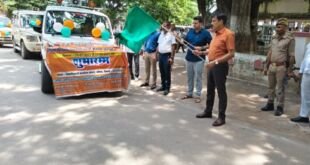 बलिया में डीएम व सीडीओ ने पशु टीकाकरण वैन को हरी झंडी दिखाई