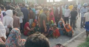 मीरजापुर में ट्रक से कुचले गए मजदूर की मौत पर सड़क जाम करते ग्रामीण