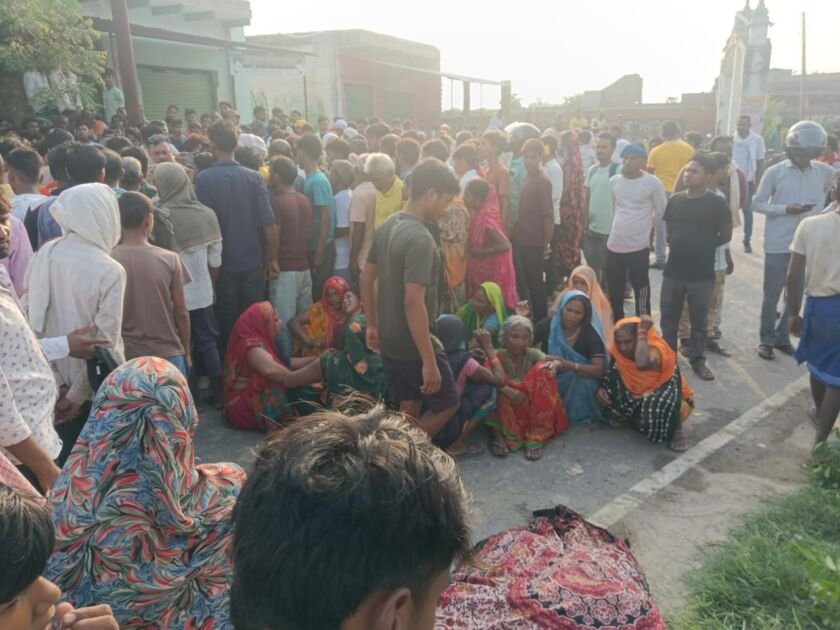 मीरजापुर में ट्रक से कुचले गए मजदूर की मौत पर सड़क जाम करते ग्रामीण