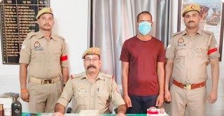 बलिया स्टेशन पर जीआरपी द्वारा ट्रेन से नकदी जब्त