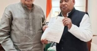 अयोध्या सांसद द्वारा नितिन गडकरी को सड़क निर्माण प्रस्ताव सौंपते हुए