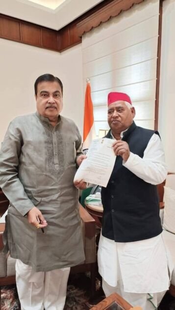अयोध्या सांसद द्वारा नितिन गडकरी को सड़क निर्माण प्रस्ताव सौंपते हुए
