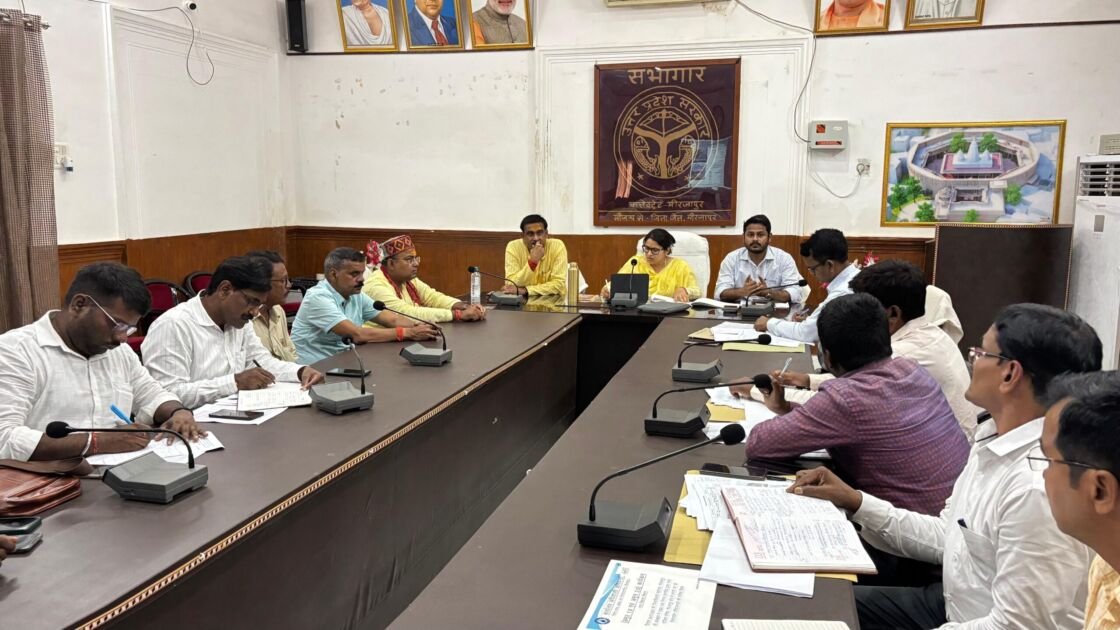मुख्यमंत्री डैशबोर्ड समीक्षा बैठक में मीरजापुर की जिलाधिकारी प्रियंका निरंजन