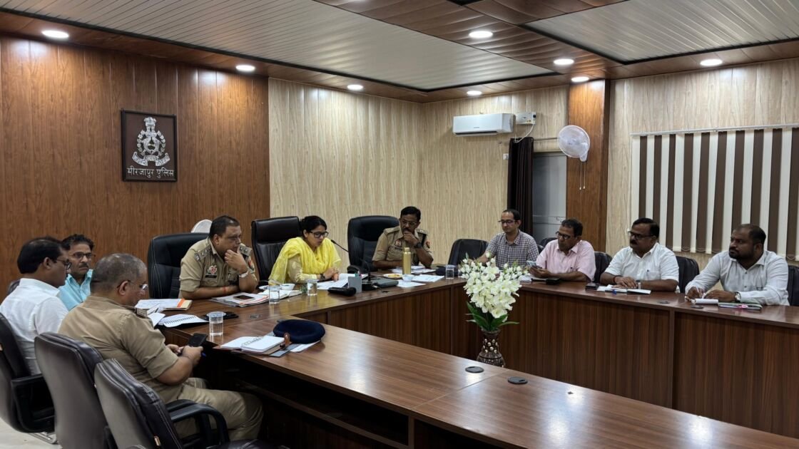 मीरजापुर में अभियोजन और नारकोटिक्स की समीक्षा बैठक में जिलाधिकारी और एसएसपी