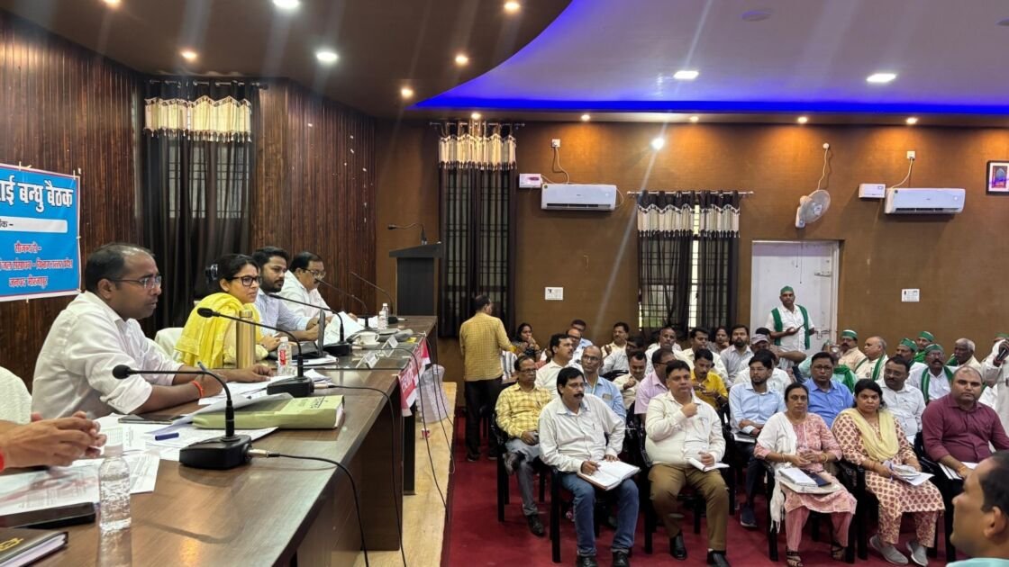 मीरजापुर में किसान दिवस के अवसर पर जिलाधिकारी द्वारा किसानों की समस्याएं सुनी गईं