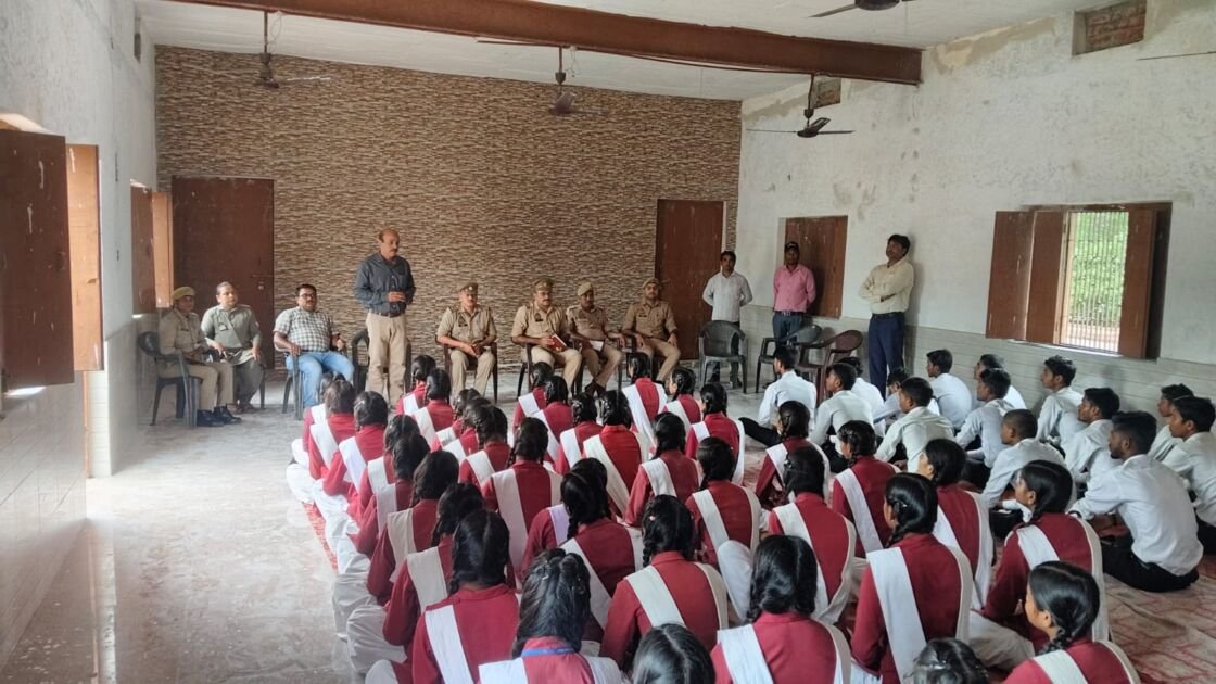 मीरजापुर में साइबर जागरुकता दिवस पर विद्यार्थियों को साइबर सुरक्षा की जानकारी दी गई