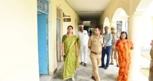 देवरिया में RO ARO परीक्षा के निरीक्षण के दौरान जिलाधिकारी और पुलिस अधीक्षक
