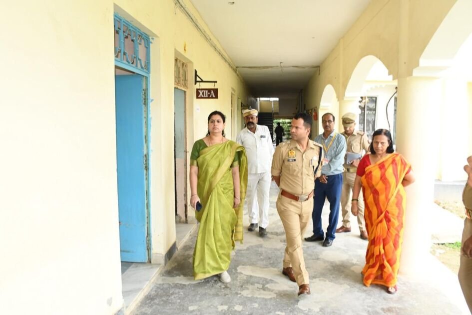 देवरिया में RO ARO परीक्षा के निरीक्षण के दौरान जिलाधिकारी और पुलिस अधीक्षक
